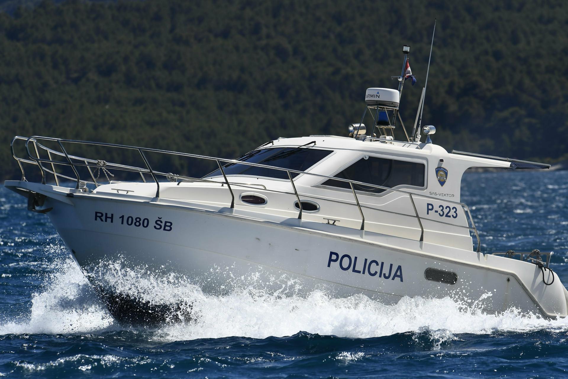 Panika na kaštelanskim plažama, kupači iz mora izašli s ugrizima; zatražena hitna pomoć, u potrazi i policijski brod