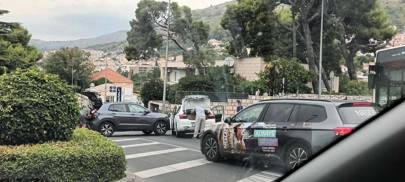Sudar dva automobila na semaforima nedaleko Doma zdravlja