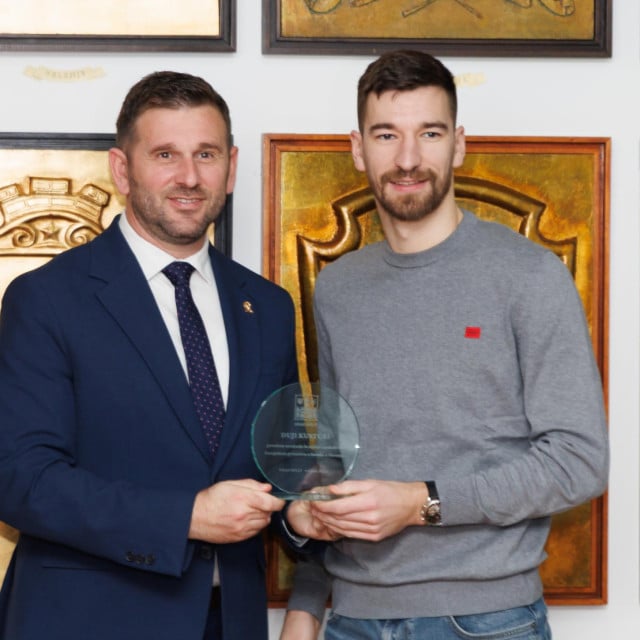 <p>Gradonačelnik Tomislav &Scaron;uta često nagrađuje istaknute sporta&scaron;e i ističe ulaganja u sport, pa mu je tako i vrlo važno tko će voditi Upravni&nbsp;odjel za sport i politike mladih</p>

<p>Na fotografiji: Duje Kustura</p>