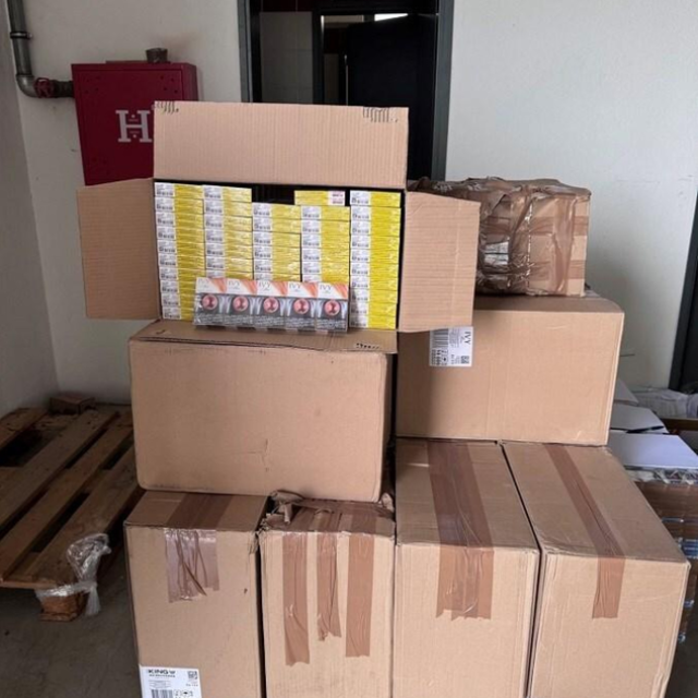 <p>U 24 kartonske kutije pronađeno je ukupno 240.000 komada cigareta, odnosno 1.200 &scaron;teka</p>