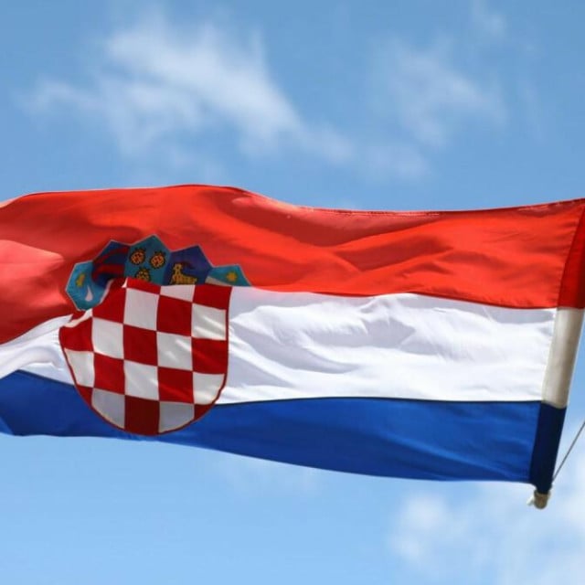 <p>Hrvatska zastava se vijori</p>
