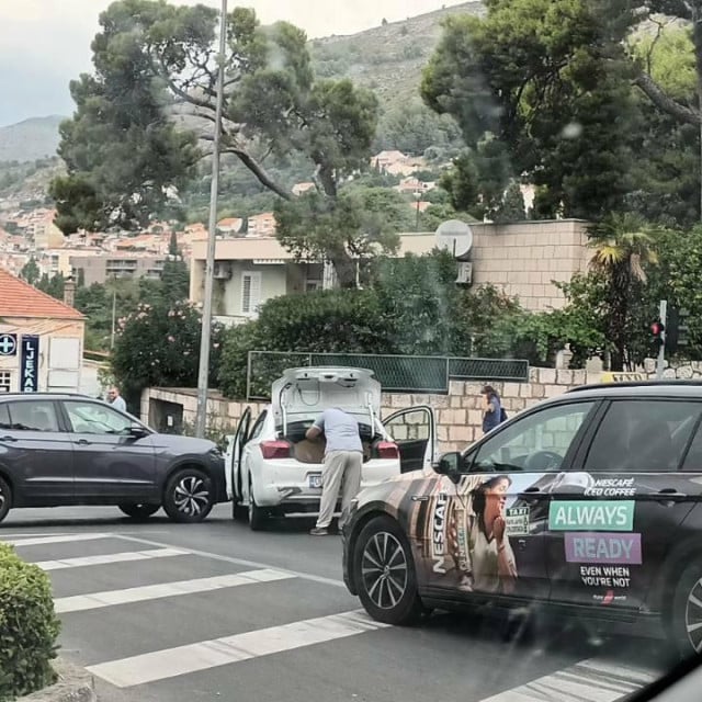 <p>Sudar dva automobila na semaforima nedaleko Doma zdravlja</p>