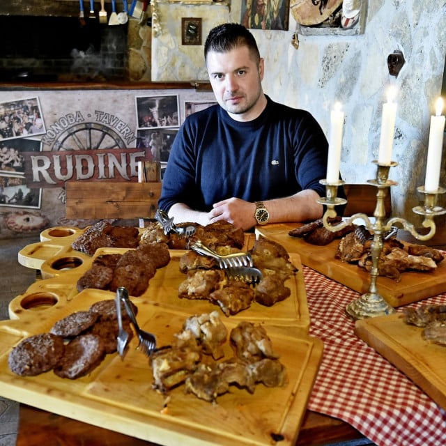 <p>Toni Ivani&scaron;ević, vlasnik konobe Rudine u Ka&scaron;tel Novom, počeo je dobivati negativne recezije zbog brkanja s konobom u Primo&scaron;tenu&nbsp;</p>

<p>&nbsp;</p>

<p>&nbsp;</p>