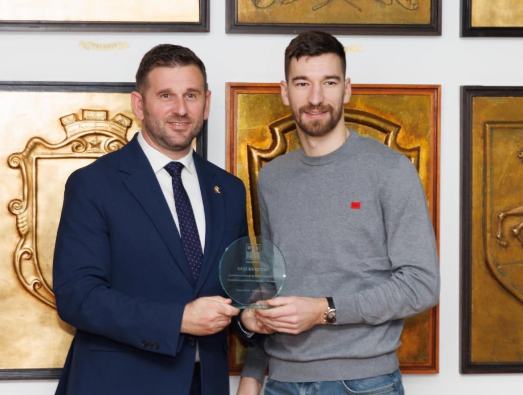 <p>Gradonačelnik Tomislav &Scaron;uta često nagrađuje istaknute sporta&scaron;e i ističe ulaganja u sport, pa mu je tako i vrlo važno tko će voditi Upravni&nbsp;odjel za sport i politike mladih</p>

<p>Na fotografiji: Duje Kustura</p>
