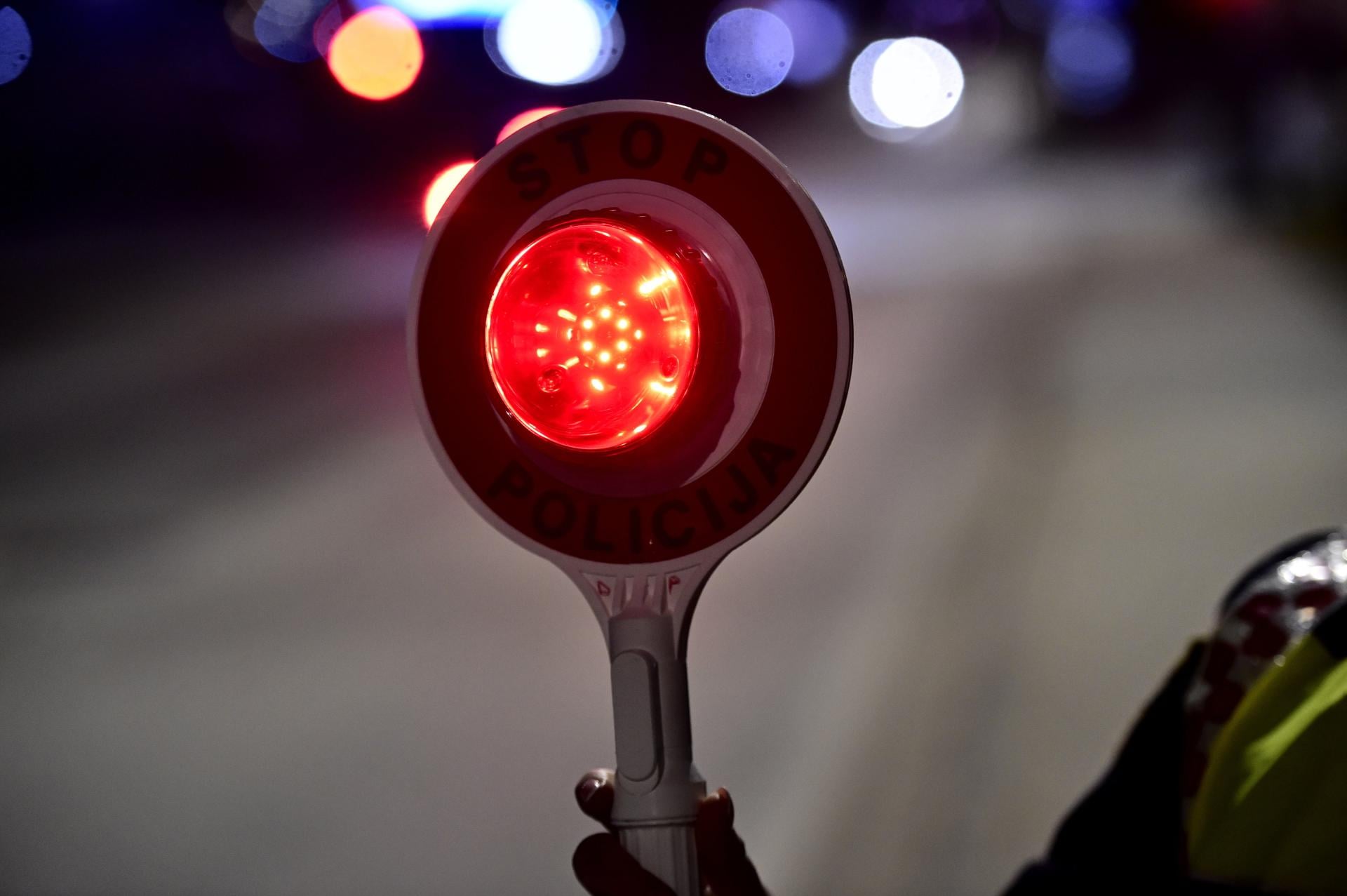 Stranac bez položenog vozačkog bacio opušak iz auta, evo kako je prošao