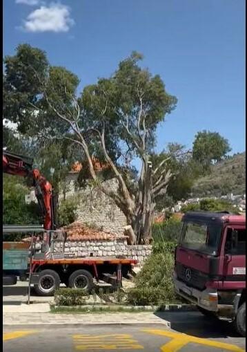 Pila se stara košćela na Batali, Dubrovčani na mrežama zabrinuti: samo da ne nikne neka zgradurina...