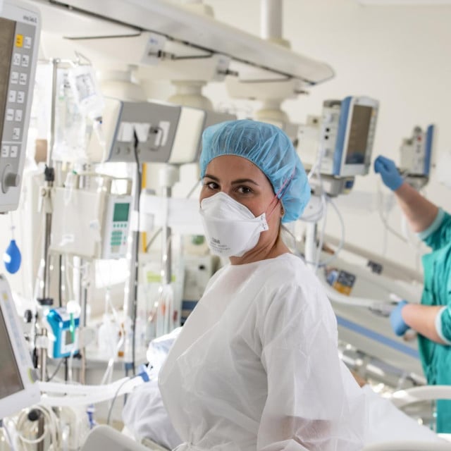 <p>Na upisima u prve razrede srednjih &scaron;kola u novoj 2026./2027. &scaron;kolskoj godini ostalo je nepopunjeno gotovo 50 mjesta za medicinske sestre i tehničare u dalmatinskim srednjim &scaron;kolama</p>