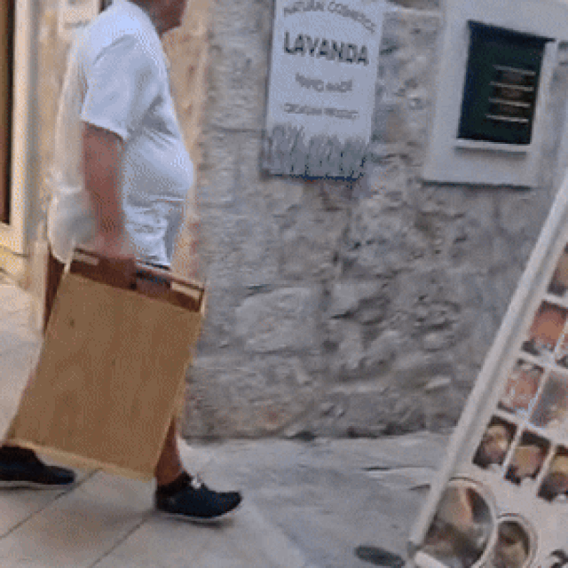 <p>Ugostitelj Ante Luketa nasrnuo je na - dječja kolica</p>
