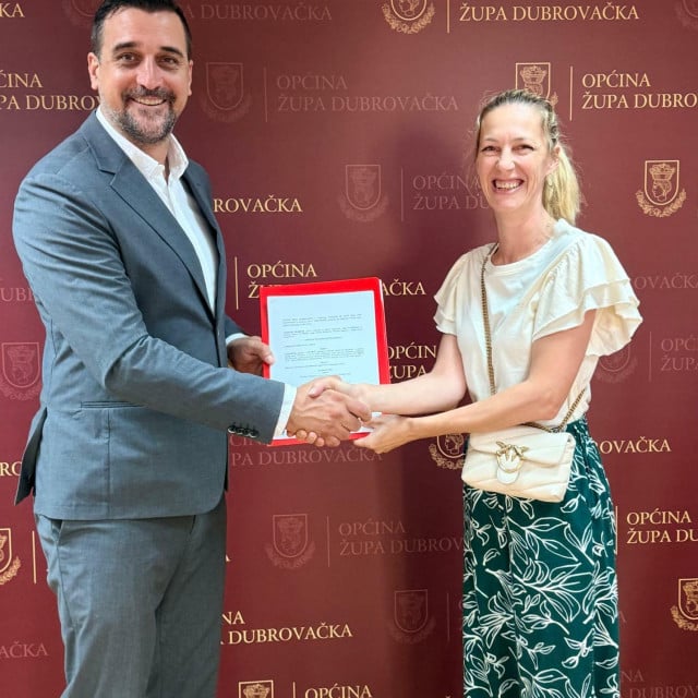 <p>Potpisan ugovor za izgradnju dječjeg igrali&scaron;ta u parku Striježice u Župi dubrovačkoj</p>