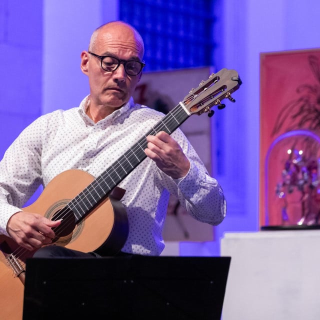 <p>Maroje Brčić predstavio album Potpuri i bavljenje gitarom 50 godina</p>