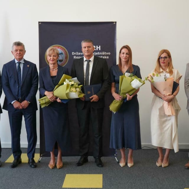 <p>Državno odvjetni&scaron;tvo Republike Hrvatske, Ivica &Scaron;kara četvrti s lijeva, Vi&scaron;ković, &scaron;esta s lijeva</p>