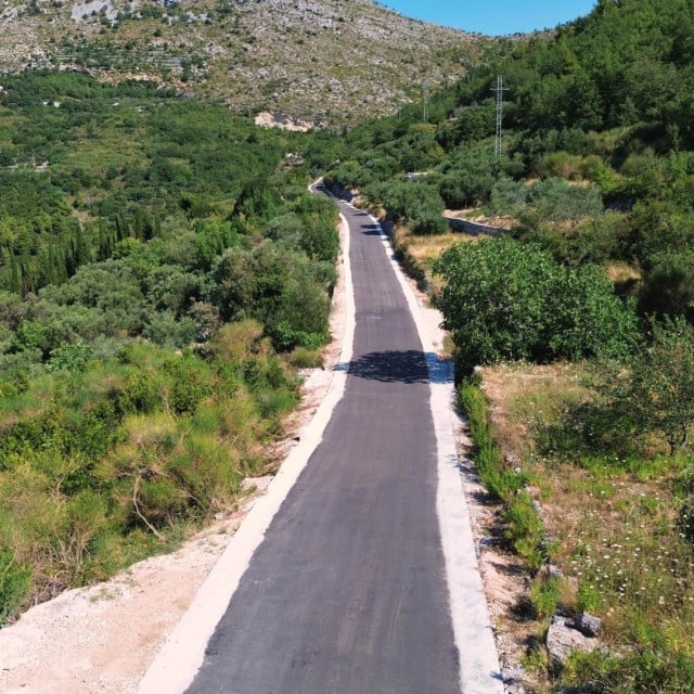 <p>Zavr&scaron;eni radovi na izradi betonskih pasica uz cestu Dubravica &ndash; Majkovi</p>