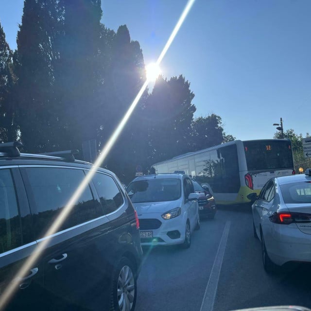 <p>Gužva na izlazu s Ka&scaron;juna, automobili su stali i nema pomaka, javlja čitateljica&nbsp;&nbsp;<br>
&nbsp;</p>