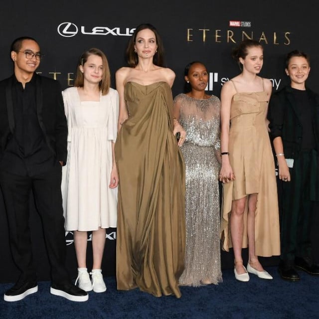 <p>Angelina Jolie i njezina djeca: Maddox, Vivienne, Zahara, Shiloh i Knox na premijeri &rdquo;Eternals&rdquo; 2021. godine</p>