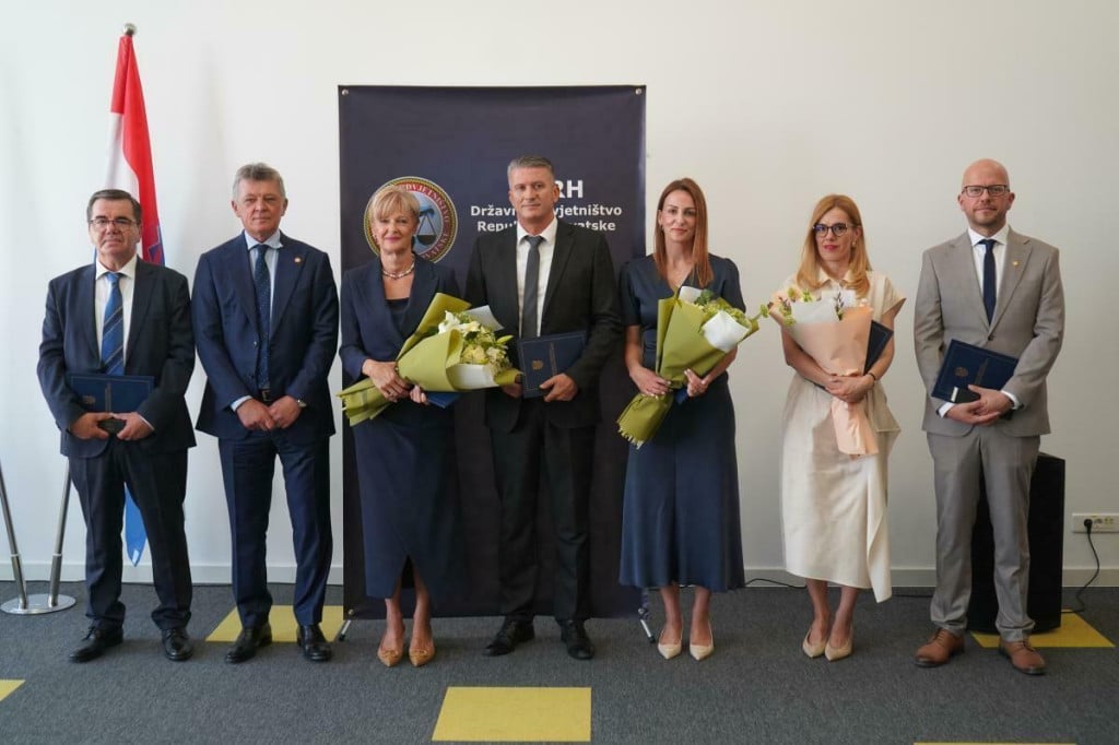 <p>Državno odvjetni&scaron;tvo Republike Hrvatske, Ivica &Scaron;kara četvrti s lijeva, Vi&scaron;ković, &scaron;esta s lijeva</p>