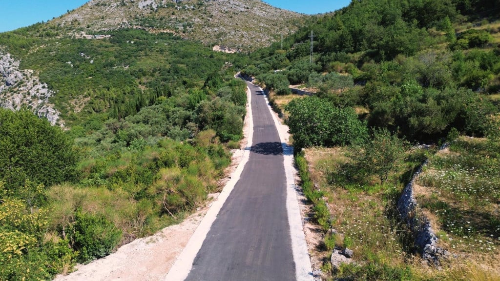 <p>Zavr&scaron;eni radovi na izradi betonskih pasica uz cestu Dubravica &ndash; Majkovi</p>