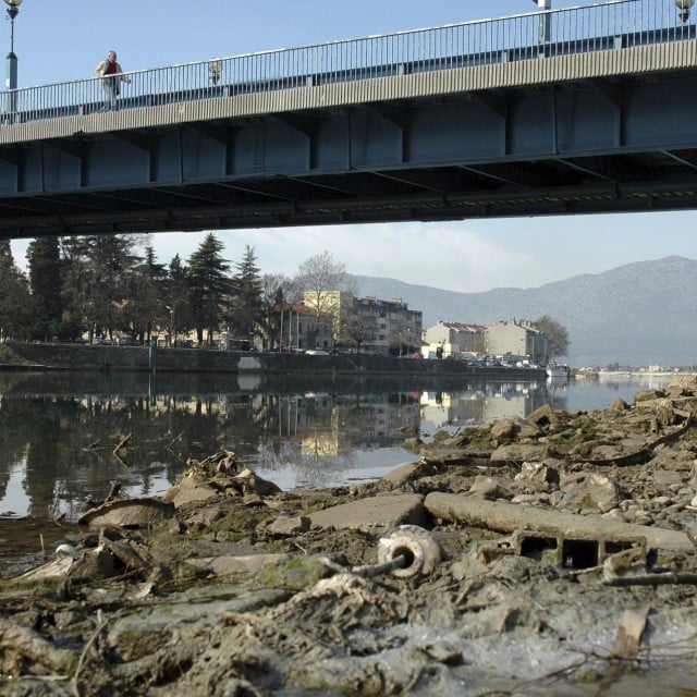 <p>Nizak vodostaj povezuje Neretve u Metkoviću i dolini Nereteve povezuje se sa izgradnjom hidrocentrala projekta Gornjii Horizonti&nbsp;kojim se voda iz preusmjeruje voda iz pritoka Neretve</p>