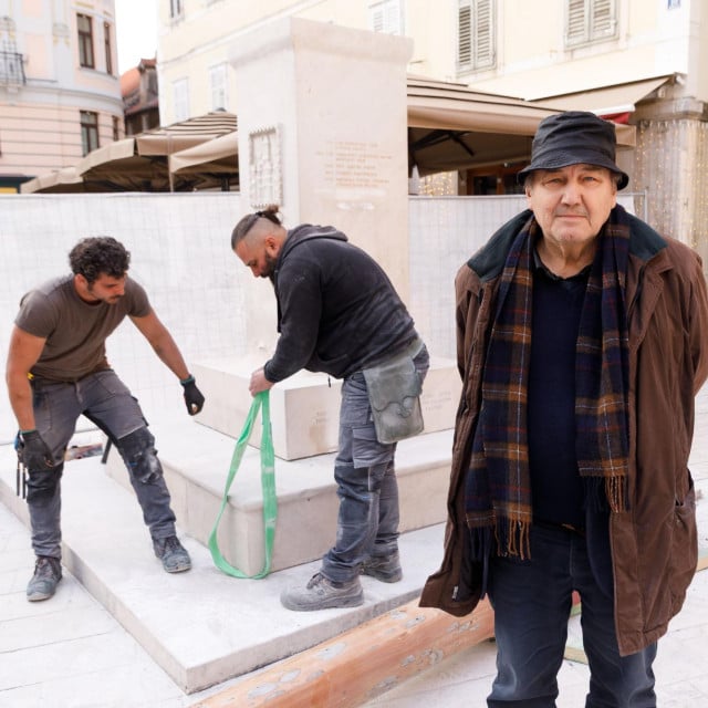 <p>Kuzma Kovačić uz &scaron;tandarac koji se uklanjao pro&scaron;le godine</p>