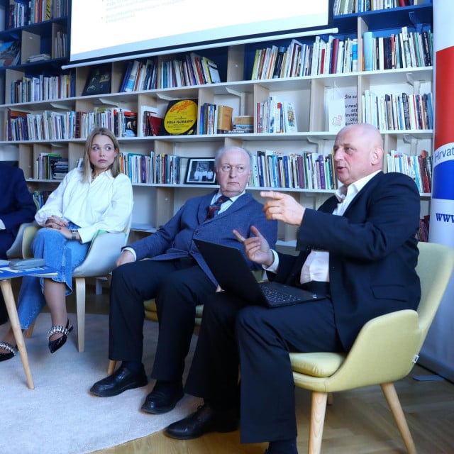 <p>Gradska knjižnica Marka Marulića, Knjižnica &lsquo;Dalmatina&lsquo;, 16. siječnja 2026.: tribina &lsquo;Perspektiva hrvatskog jezika u duhu Zakona o hrvatskom jeziku&lsquo;</p>