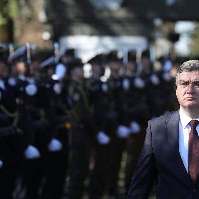 <p>Nećete u Francusku, niste ni prije! Postrojavanje&nbsp;Počasno-za&scaron;titne bojne u vojarni &lsquo;1. hrvatski gardijski zbor&lsquo; u Zagrebu</p>