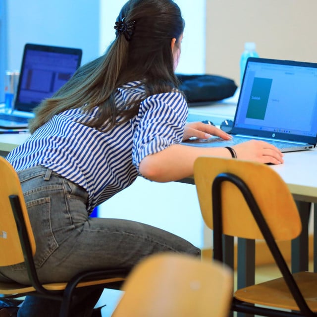 <p>Usred ljeta uga&scaron;eno je zagrebačko privatno Veleučili&scaron;te suvremenih informacijskih tehnologija (VSITE). &Scaron;to će biti sa studentima?</p>