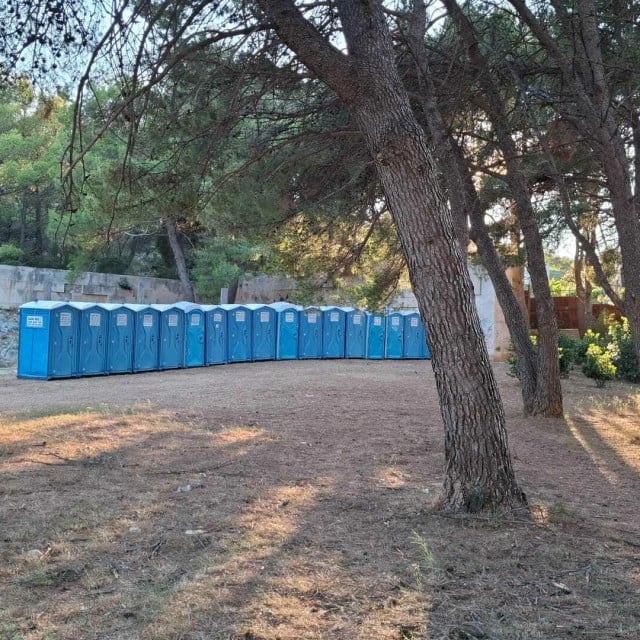 <p>e e</p>