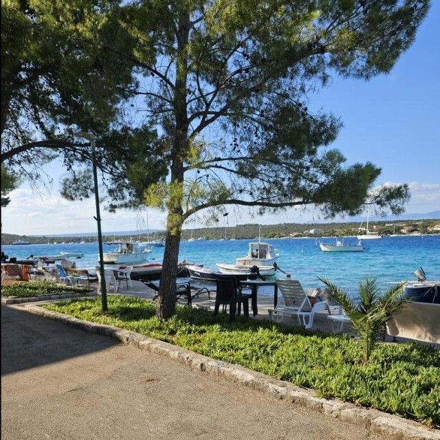 <p>U Lovi&scaron;tu su sve plaže i prilazi moru zakrčeni ležaljkama</p>