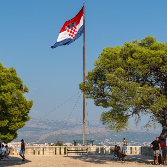 <p>Lijepi hrvatski barjak se vije nad Splitom...</p>
