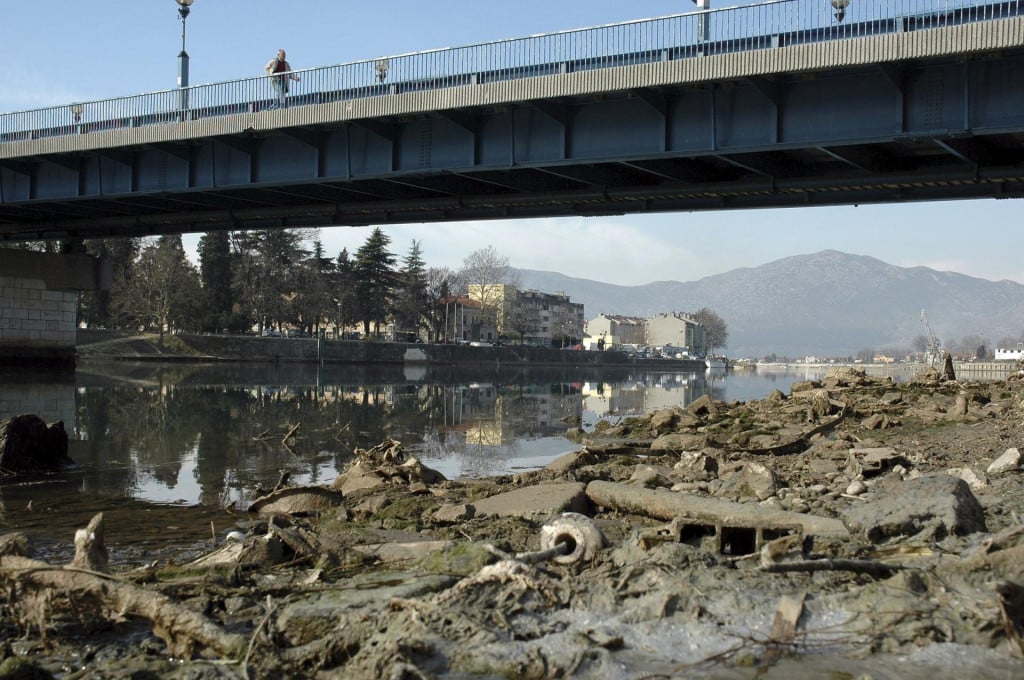 <p>Nizak vodostaj povezuje Neretve u Metkoviću i dolini Nereteve povezuje se sa izgradnjom hidrocentrala projekta Gornjii Horizonti&nbsp;kojim se voda iz preusmjeruje voda iz pritoka Neretve</p>