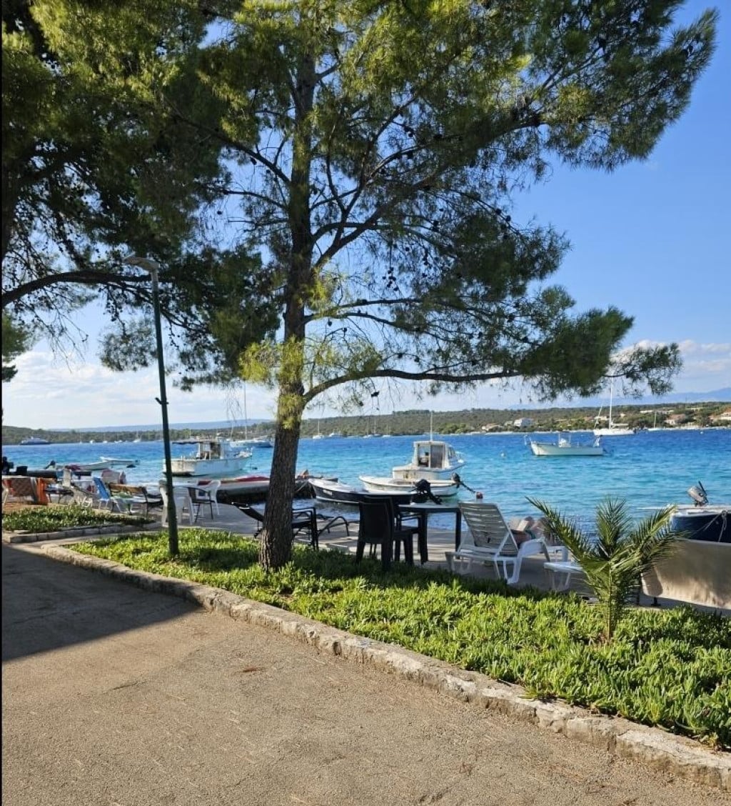 <p>U Lovi&scaron;tu su sve plaže i prilazi moru zakrčeni ležaljkama</p>