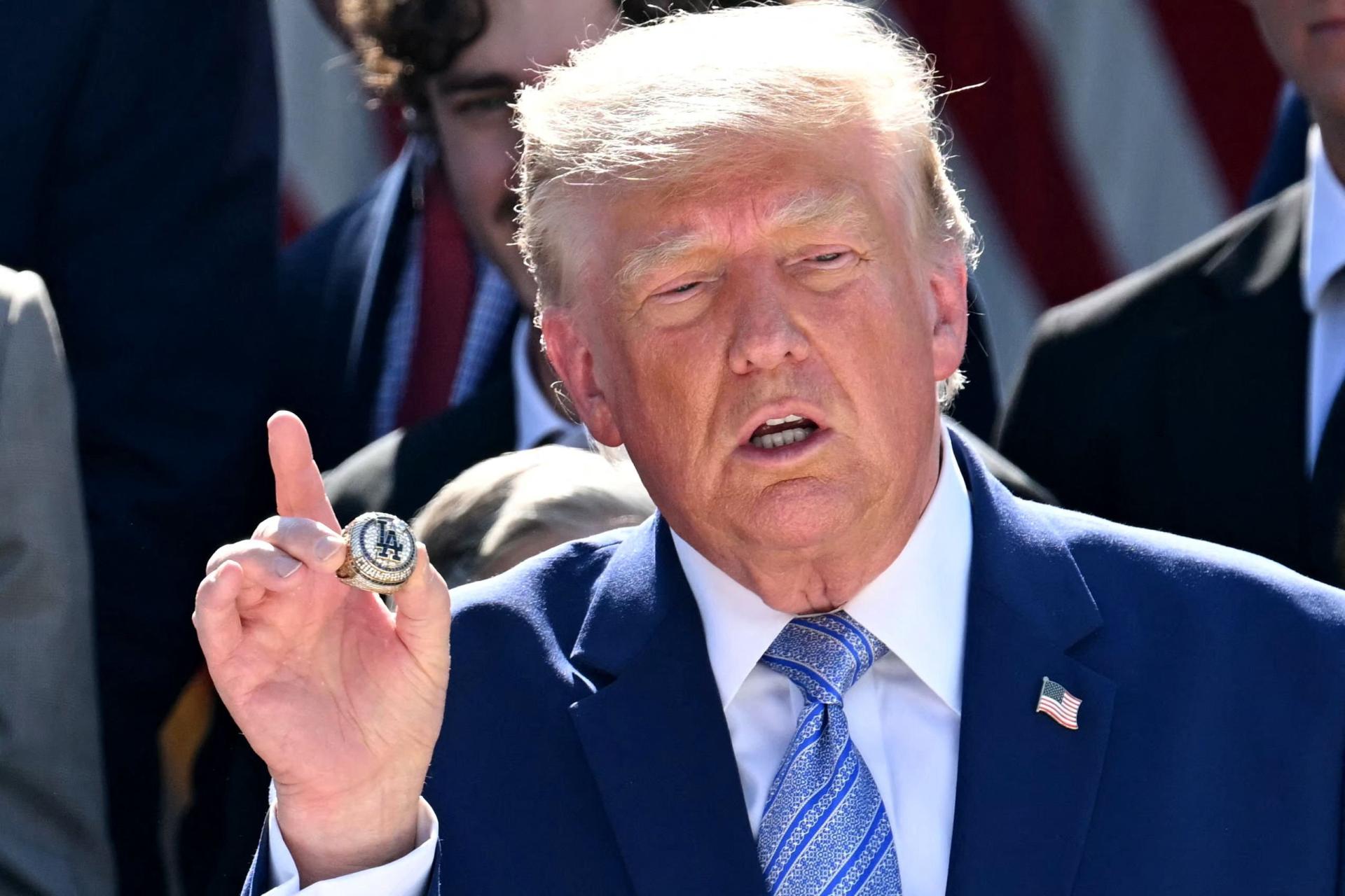 Donald Trump primio prvake, iznenadili ga poklonom: ‘Moram li ovo prijaviti? Ne želim ovo prijaviti‘