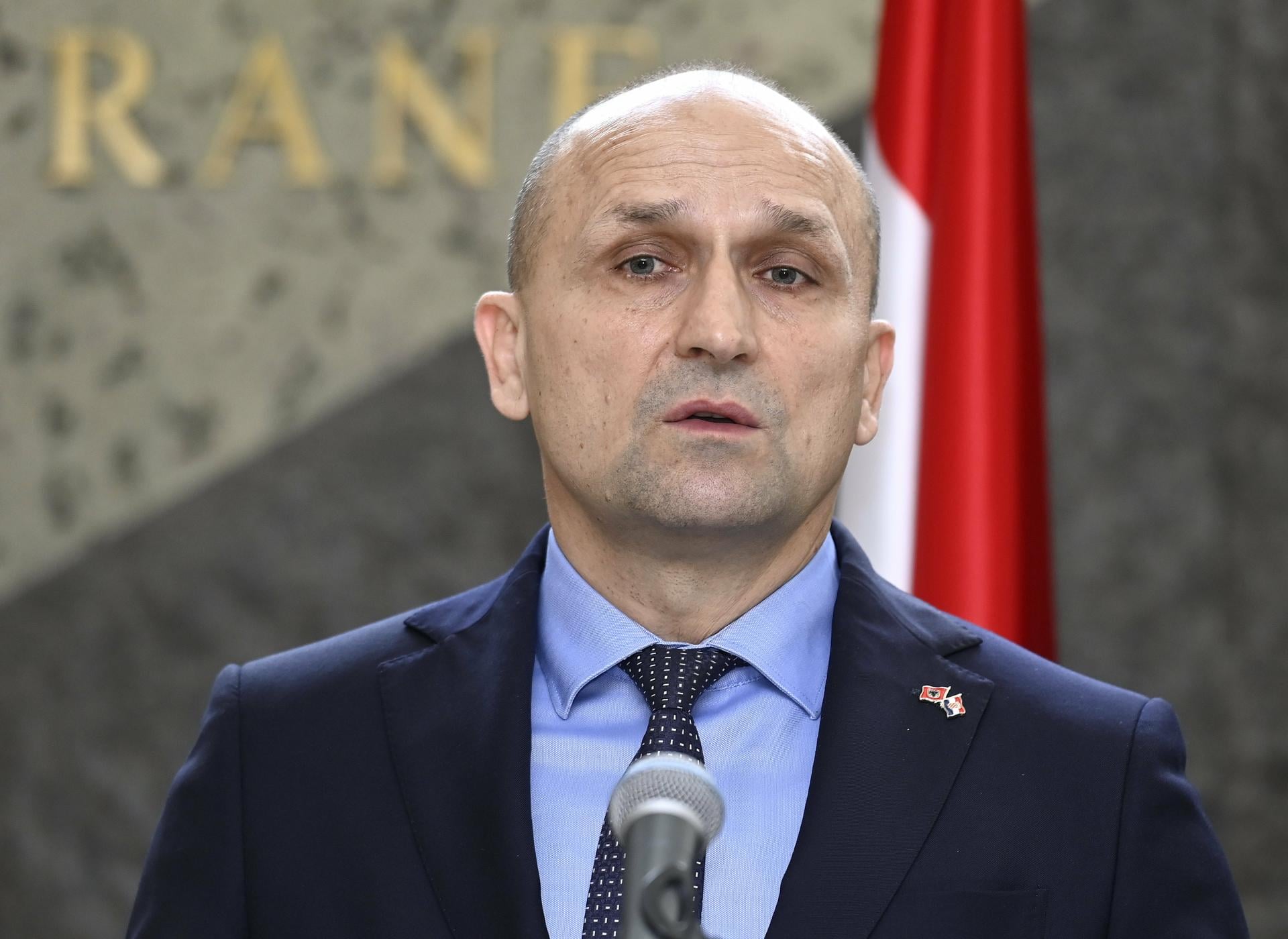 Ministar Anušić objasnio zašto srpski madraci neće doći u hrvatske vojarne: ‘To nam nije prihvatljivo‘