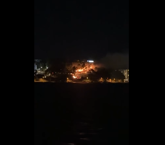 Izbio požar kod hotela Lav, gase ga vatrogasci iz nekoliko vatrogasnih društava