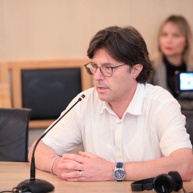 <p>Pročelnik Upravnog odjela za razvoj Matko Lovreta nakon punih 10 godina rada u Gradu Makarskoj, profesionalnu karijeru nastavlja kao odvjetnik</p>