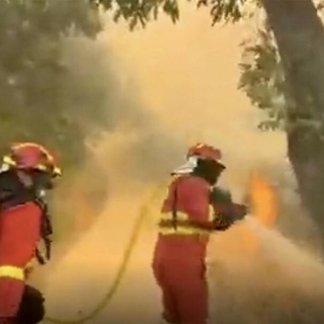 <p>Madridski vatrogasci odustali su od&nbsp;aktivnog ga&scaron;enja požara i usmjerili su se&nbsp;za&scaron;titi ljudi i imovina te spriječavanju daljnjeg &scaron;irenja vatre</p>