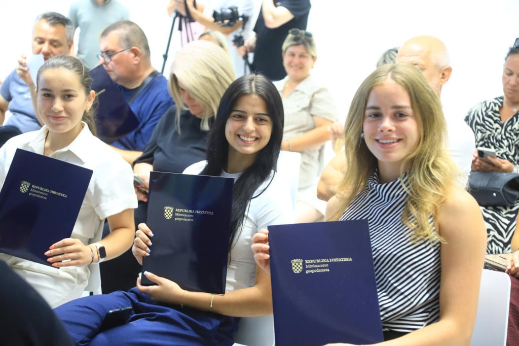 <p>Lara Petričević, Mihaela Stipić i Laura Ljubić</p>