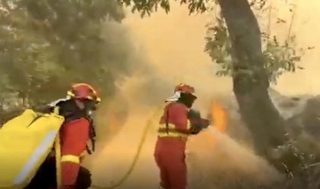 <p>Madridski vatrogasci odustali su od&nbsp;aktivnog ga&scaron;enja požara i usmjerili su se&nbsp;za&scaron;titi ljudi i imovina te spriječavanju daljnjeg &scaron;irenja vatre</p>