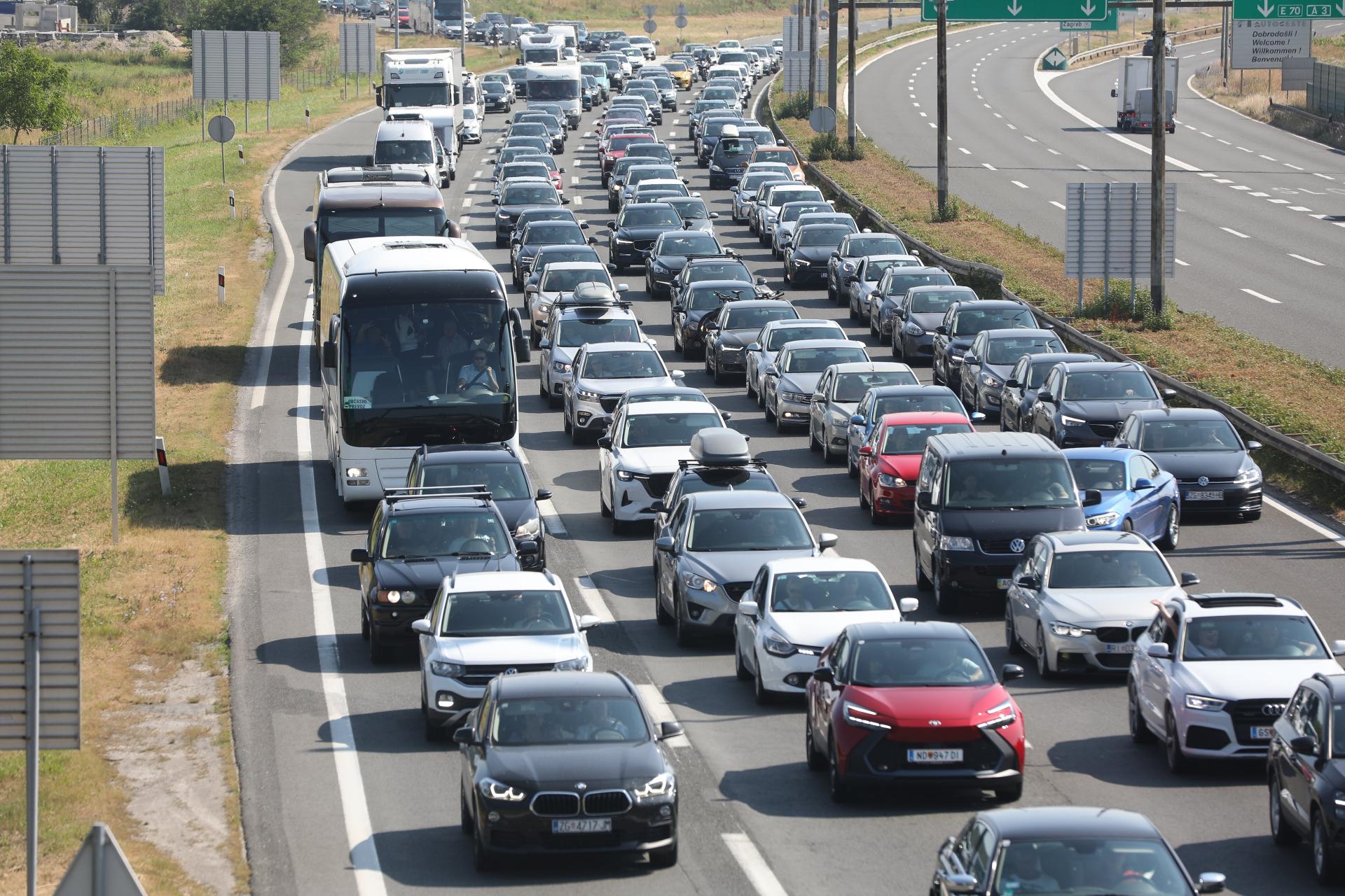 Gužve na autocestama i graničnim prijelazima u smjeru mora, evo gdje su najduže kolone