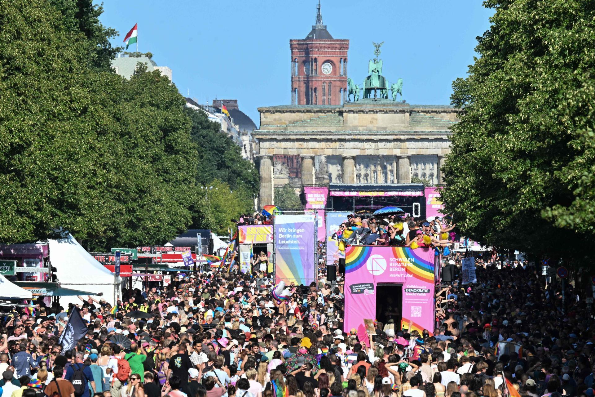 Stotine tisuća ljudi sudjelovale u berlinskoj povorci ponosa. Pogledajte fotografije