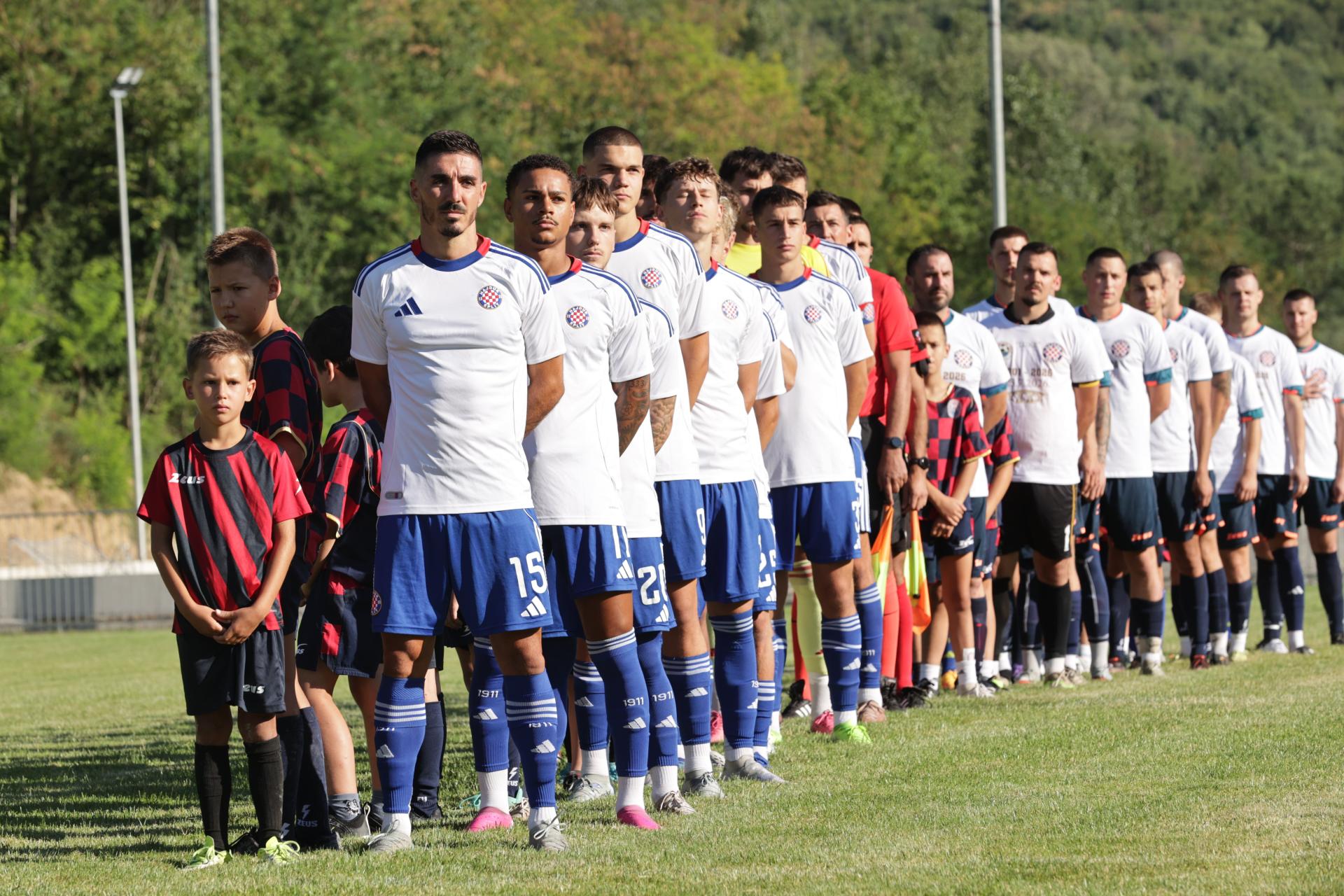 Došlo i staro i mlado! U Trilju počela fešta, igra Hajduk, otvoren sportski centar, puno je poznatih, evo fotogalerije