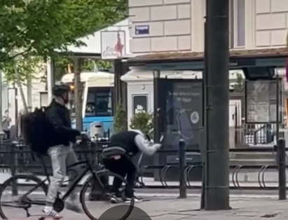 Šveđaninu je bilo dosta kriminalaca imigranata, jednog je ‘složio‘ na pod kad je vidio da krade romobil. Sve je snimio