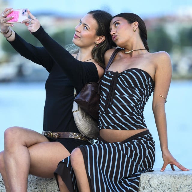 <p>Selfie za uspomenu iz Splita, krcatog iznajmljivačima, novim ugostiteljima, taksistima, čartera&scaron;ima...</p>