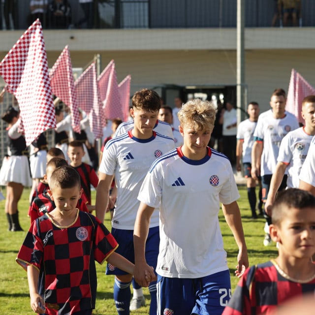 <p>Svečano je bilo</p>