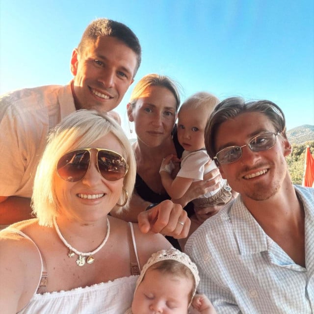 <p>Filip Tonković, Paula Jeričević Tonković, Petra Jeričević Žuglić i Fran Žuglić s Jadranom i Ritom</p>