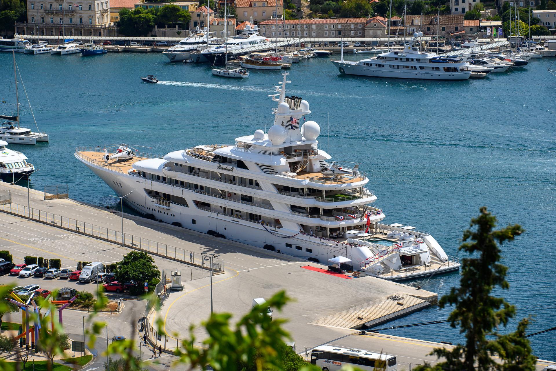 FOTO Dva helidroma, bazen, mini golf...: u Dubrovnik stigla superjahta ‘najbogatijeg ugostitelja na svijetu‘