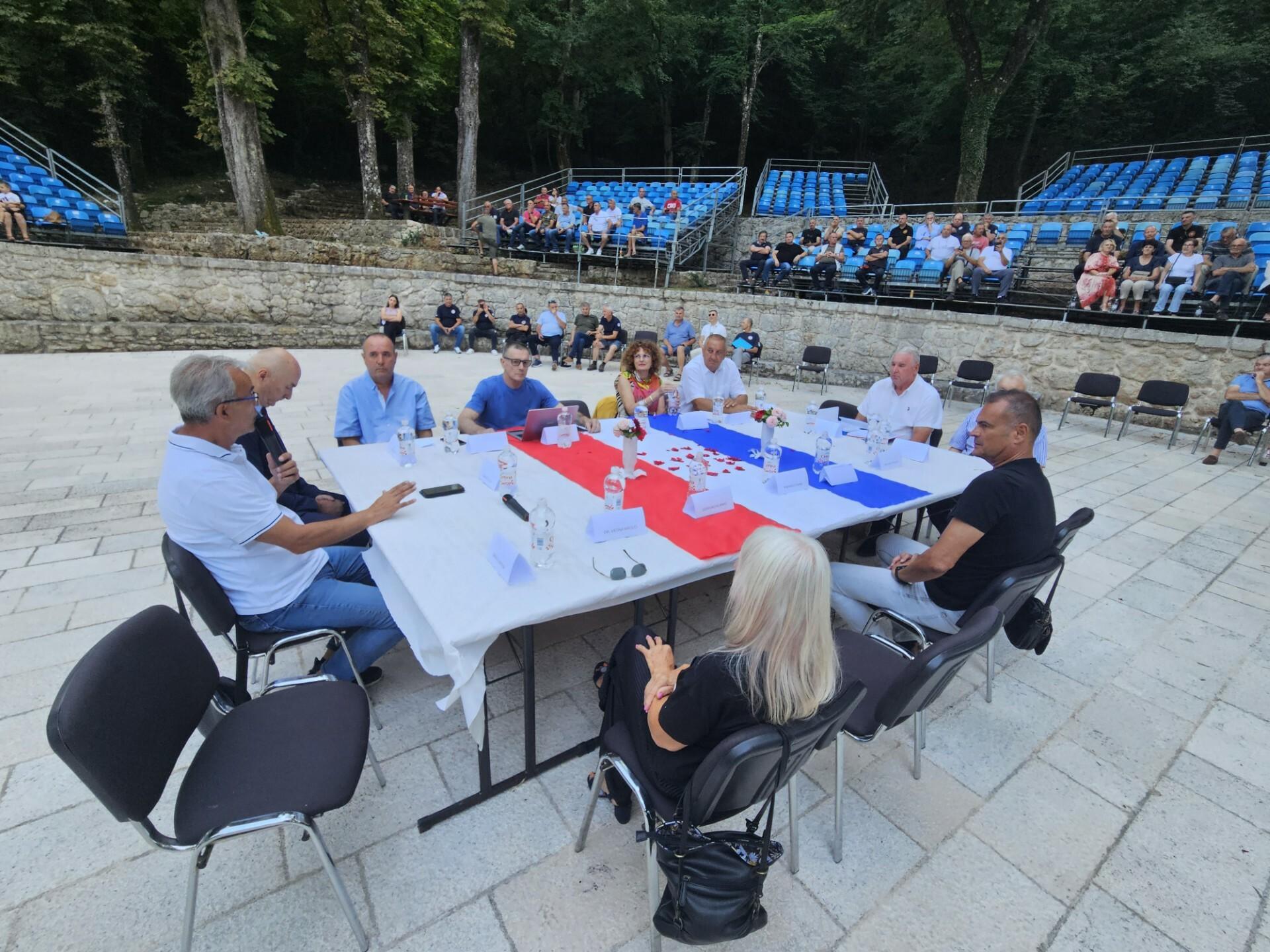 Branitelji se međusobno posvađali na tribini o Domovinskom ratu u Zagori, pale su optužbe o krađi, neuspjeloj obrani...