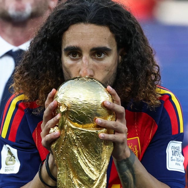 <p>Marc Cucurella ljubi trofej svjetskih prvaka</p>