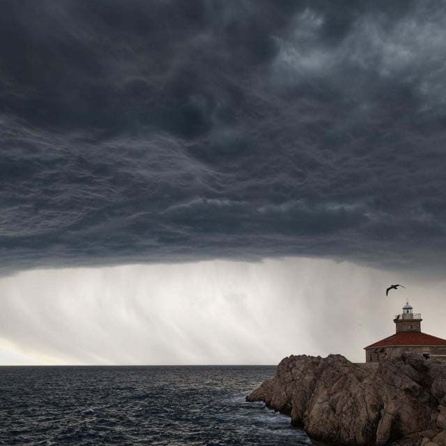 <p>Olujna ćelija cumulonimbusa koju je dronom zabilježio stormchaser Daniel Pavlinović</p>