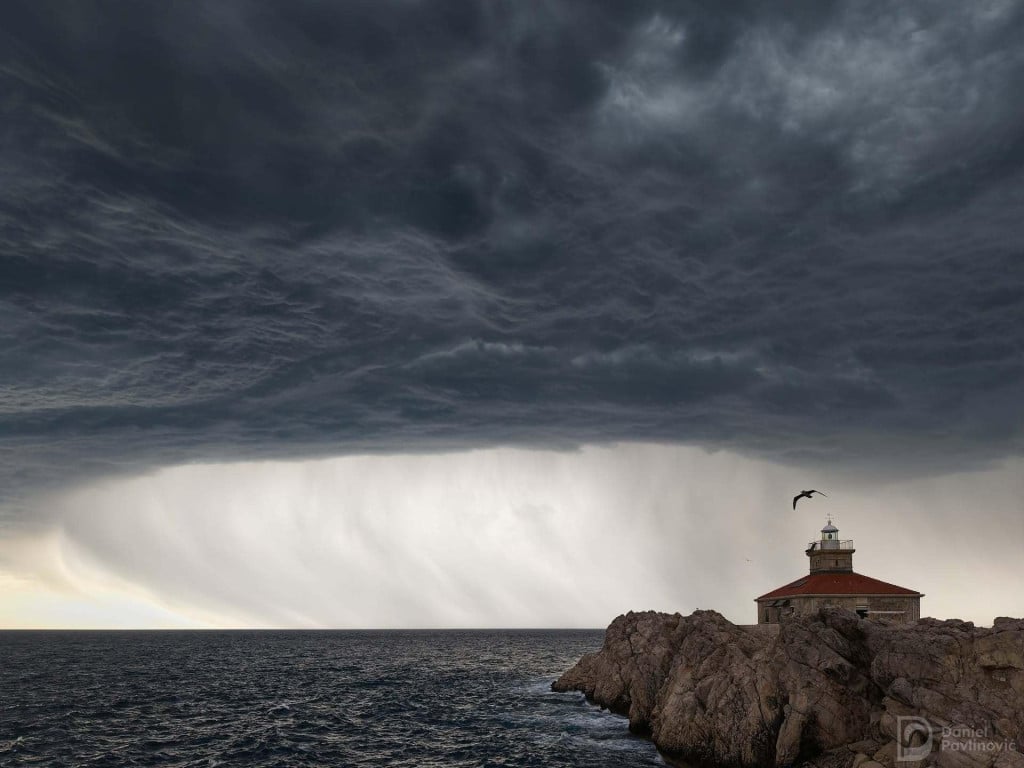 <p>Olujna ćelija cumulonimbusa koju je dronom zabilježio stormchaser Daniel Pavlinović</p>