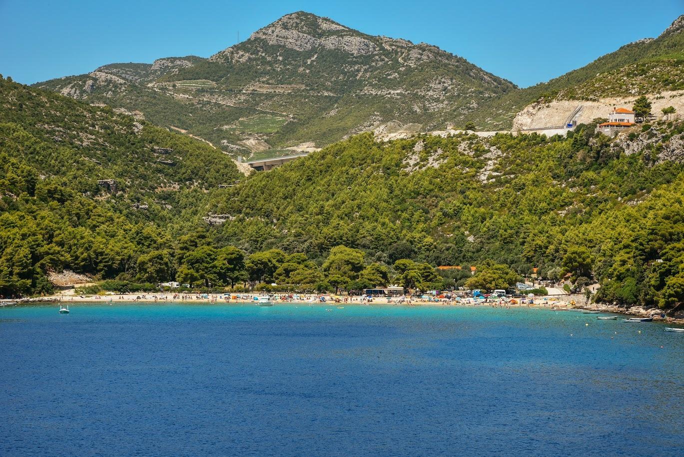 Slikavao golu djecu koja su se igrala na plaži na Pelješcu! Ovo mu nije prvi put, već je ‘odgulio‘ zatvor zbog svog poremećenog ponašanja!